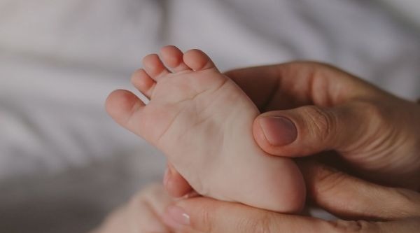un bébé se fait masser par son parent lors d'un atelier parent-enfant à st médard en jalles, en gironde