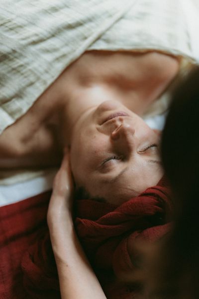 jeune mère reçoit un soin rebozo avec massage en gironde