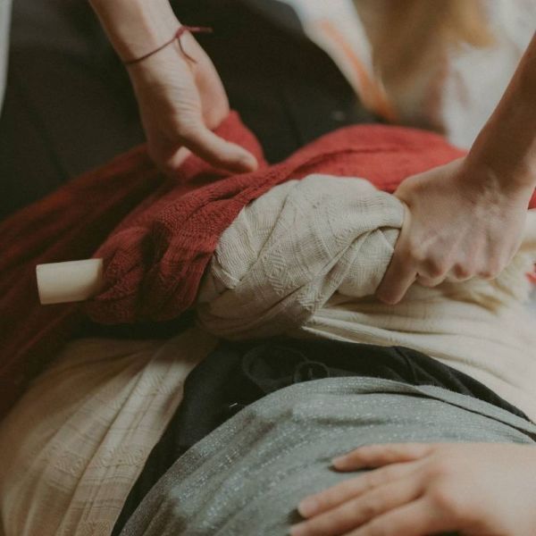 resserrage bassin au rebozo d'une jeune maman en post-partum à st médard en jalles en gironde