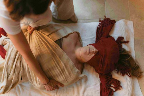 une femme en post-partum se détend lors d'un soin rebozo à domicile à bordeaux en gironde