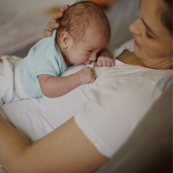 jeune maman en post-partum se repose avec son bébé